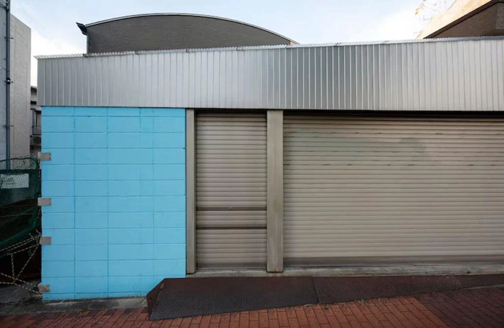 Learn to identify early warning signs that commercial gates in Houston are failing to prevent costly repairs and security risks.
