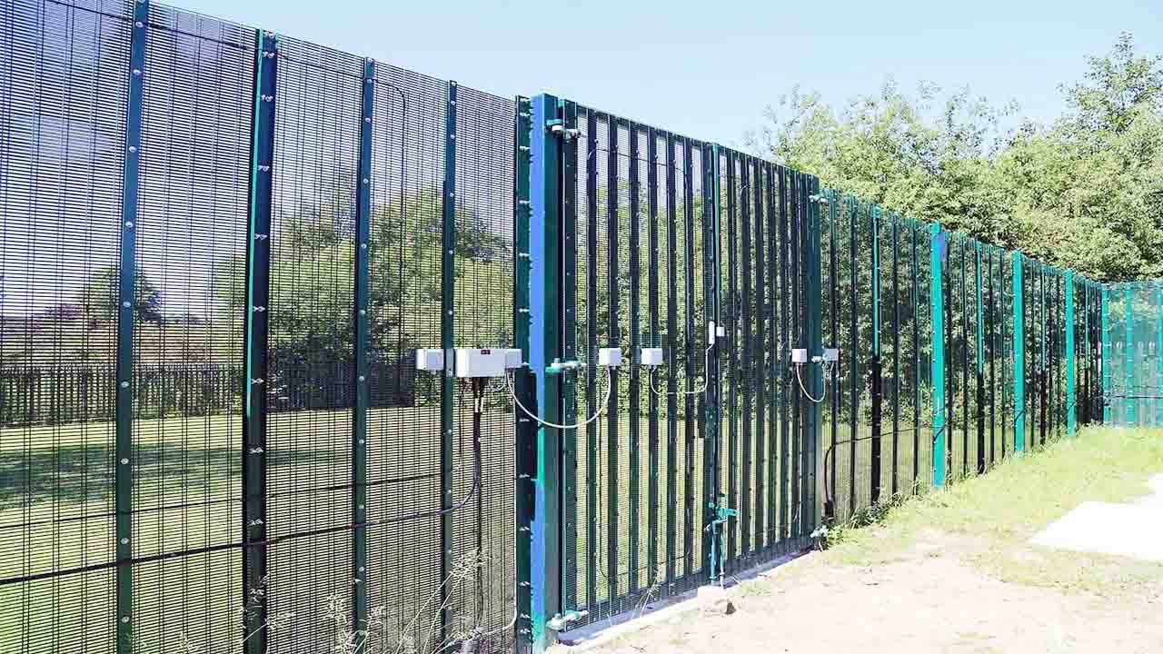 comparison between sliding gate and swing gate
